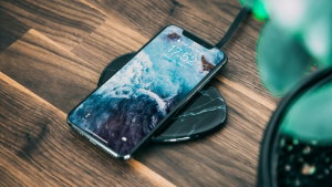 Carregamento por cabo ou wireless: Quais as vantagens e desvantagens?