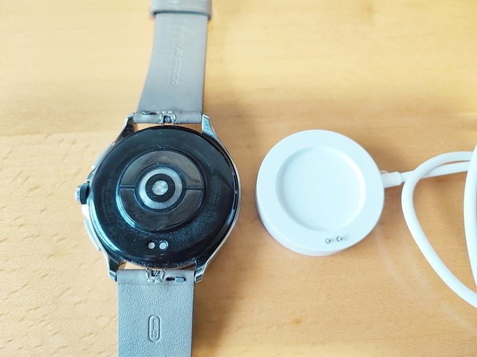 imagem do Xiaomi Watch 2 Pro com o carregador
