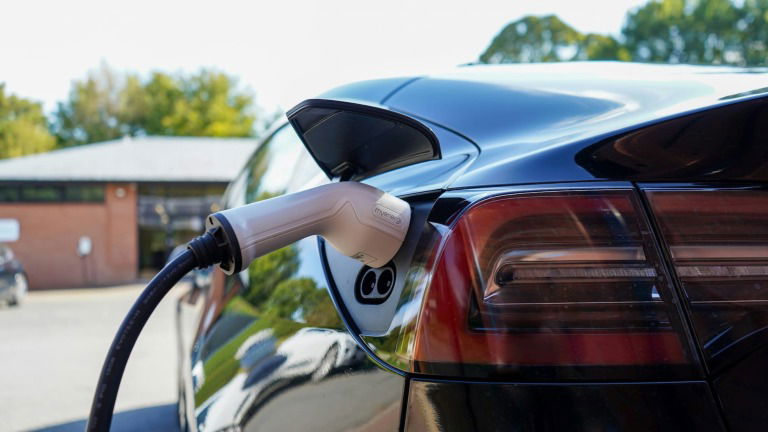 Carregamentos de carros elétricos disparam 48%. Rede Mobi.E bate recordes em Portugal