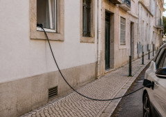 Carregar o carro elétrico com cabo pela janela é legal? Há uma nova resposta