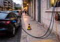 Carregar o carro elétrico com cabo pela janela é legal? Eis a resposta
