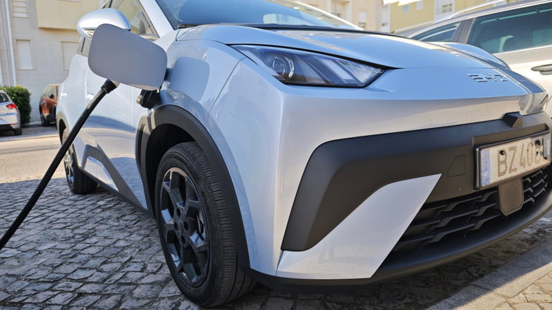 Carregar o carro elétrico na rua ficou mais simples e o motivo está nesta app