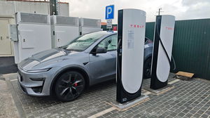 Carregar o Tesla num Supercharger em Portugal: a infraestrutura faz a diferença