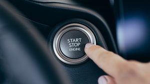 Carregar no Start a conduzir pode desligar o carro? Eis o que acontece