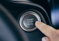 Carregar no Start a conduzir pode desligar o carro? Eis o que acontece