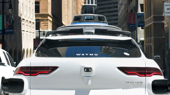 Carro Waymo circula na estrada