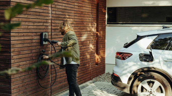 Carro elétrico estacionado