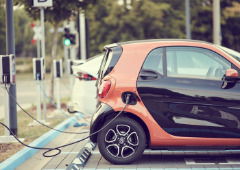 Carros elétricos dão grande salto de vendas em todo o mundo. Exceto numa região