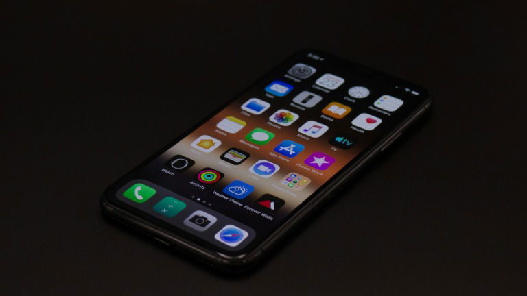 Centenas de apps de IA no iPhone expõem dados sensíveis dos utilizadores
