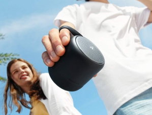 Coluna portátil em promoção: aproveita para levar a música contigo