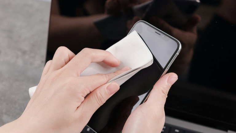 Como limpar o ecrã do telemóvel sem estragar (e o produto comum que nunca deves usar)