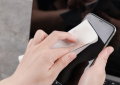 Como limpar o ecrã do telemóvel sem estragar (e o produto comum que nunca deves usar)