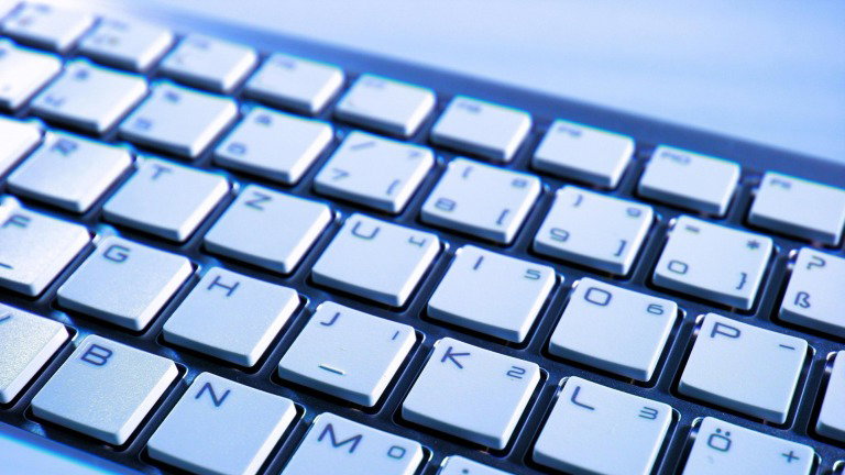 Como limpar o teclado: os passos certos para o livrar de pó, migalhas e gordura
