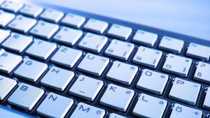Como limpar o teclado: os passos certos para o livrar de pó, migalhas e gordura