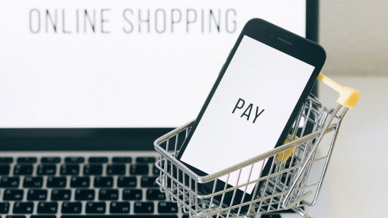 Comprar tudo e não pagar nada? A mais recente tendência que está a conquistar a Internet