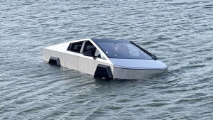 Condutor testa Tesla Cybertruck como barco e acaba detido pela polícia