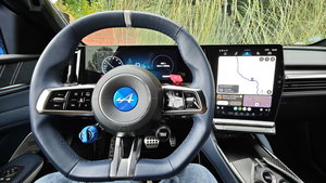 Conduzi o Alpine A390 GT até ao Alentejo: o botão que te faz perder a cabeça