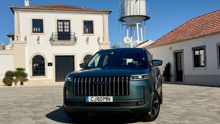 Conduzimos o Jaecoo 5 híbrido: autonomia e preço impressionam