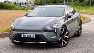 Conduzimos o Polestar 4 com dois motores: não deixa ninguém indiferente