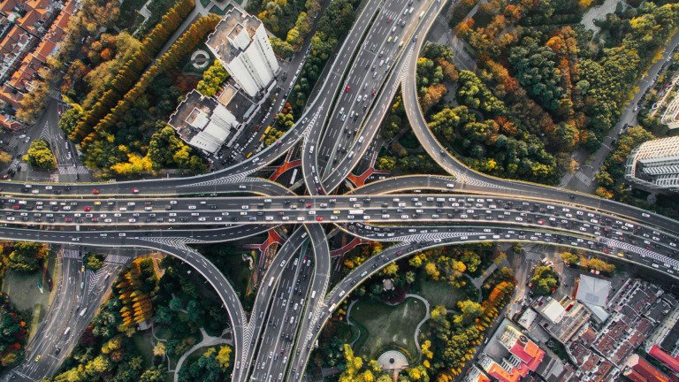Conduzir na via do meio ou esquerda dá multa? Código da Estrada é claro