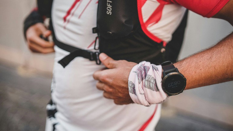Correr com calor? O teu smartwatch tem uma função que devias estar a usar (e não é o ritmo)