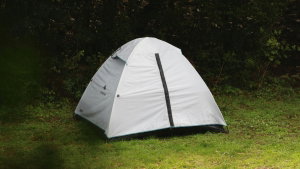 Decathlon tem um gadget barato que vai salvar as tuas noites no campismo