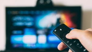 Deixar a TV em standby gasta energia? Eis as vantagens e quando deves desligá-la da tomada