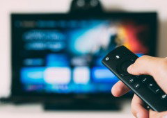 Deixar a TV em standby gasta energia? Eis as vantagens e quando deves desligá-la da tomada