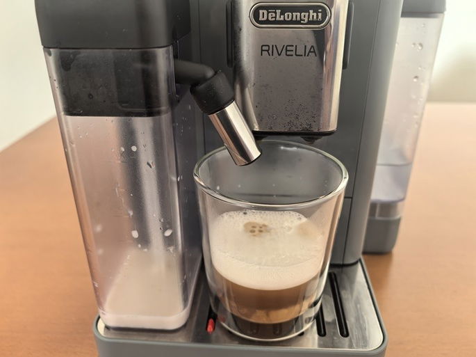Delonghi Rivelia com cappuccino terminado