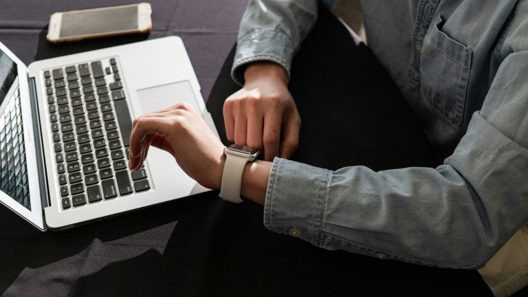 Descontos estudante em Portugal: poupa na Apple, Samsung, Spotify e outras marcas (e como pedir)