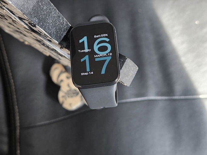 imagem da Xiaomi Smartband 8 Pro pendurada