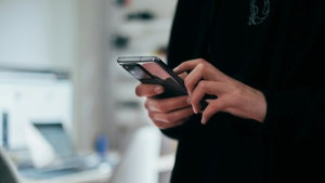 DIGI faz tremer mercado: MEO e NOS baixam preços do telemóvel ilimitado