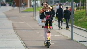 Duas pessoas numa trotinete é legal? Tens aqui a resposta