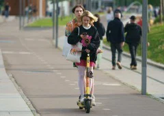 Duas pessoas numa trotinete é legal? Tens aqui a resposta