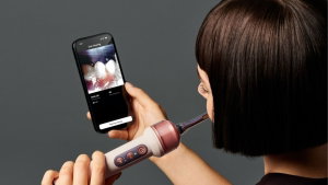 Dyson lança a escova de dentes mais arrojada de sempre (até tem uma câmara)