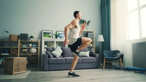 E se te disser que há uma alternativa 100% gratuita ao Apple Fitness+ para treinar em casa?