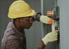 Eletricidade vai faltar este domingo em Portugal. Vê a lista de locais e horas