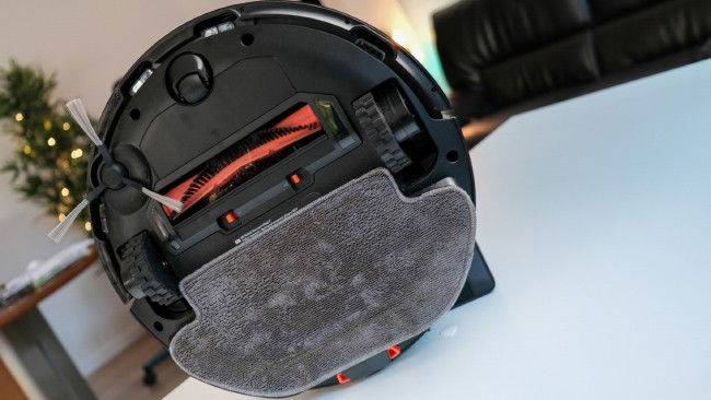 Aspirador robot Xiaomi em mesa branca
