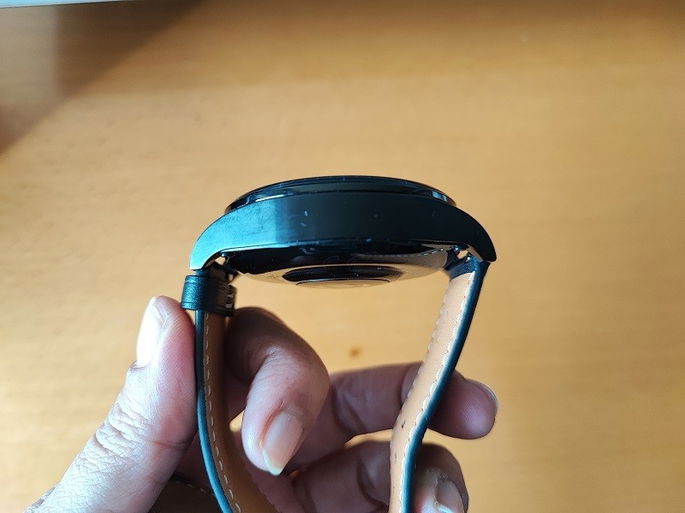 imagem da espessura do mostrador do Huawei Watch Buds