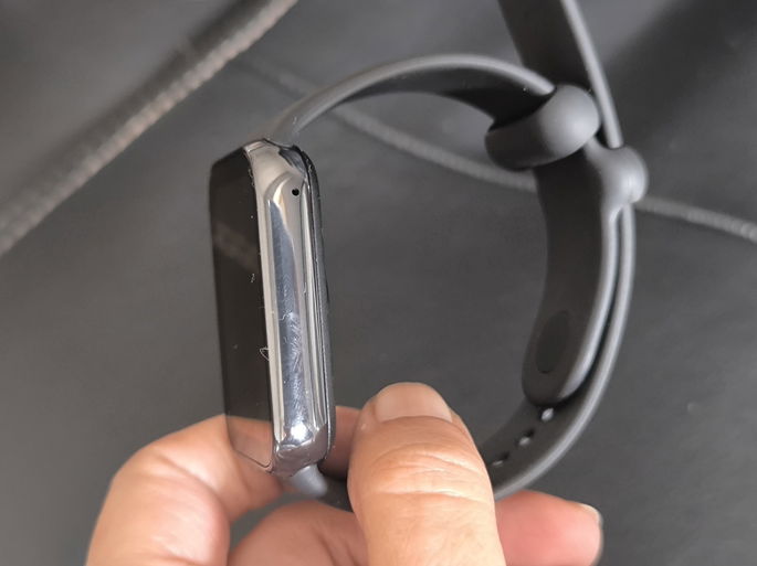 imagem da lateral da Xiaomi Smartband 8 Pro
