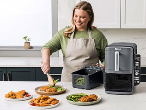 Esta airfryer Ninja cozinha 2 refeições ao mesmo tempo e poupa-te muito tempo
