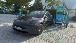 Carregar o carro elétrico dá dinheiro a ti e aos teus amigos com esta app