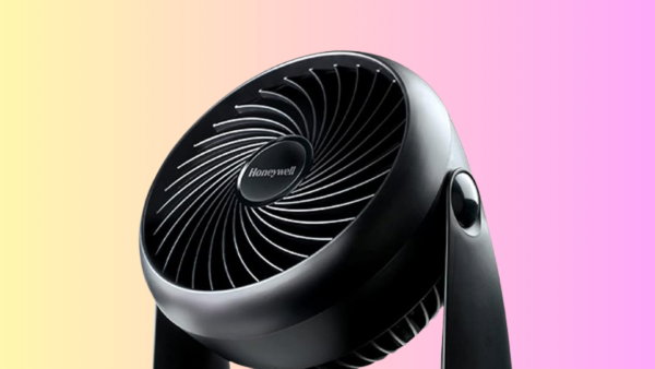 Esta mini-ventoinha é nº1 de vendas na Amazon e salva-te do calor no trabalho