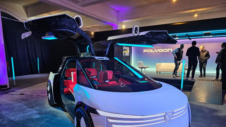 Conduzimos sem volante mecânico: a tecnologia Peugeot que muda tudo em 2027