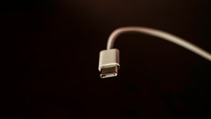 Estás a usar bem o teu USB-C? 5 super-poderes deste cabo que (quase) ninguém conhece