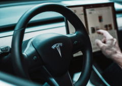 Este carro da Tesla acaba de ser eleito como o mais seguro do mundo