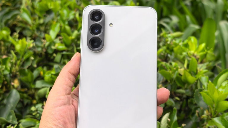 Este é um dos melhores telemóveis gama média que podes comprar sem gastar uma fortuna