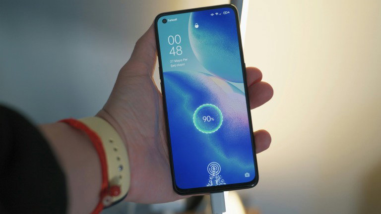 Este gadget custa menos de 8€ na Action e garante bateria no teu smartphone