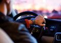 Este hábito ao volante dá multa até 1250€ e é fácil de cometer