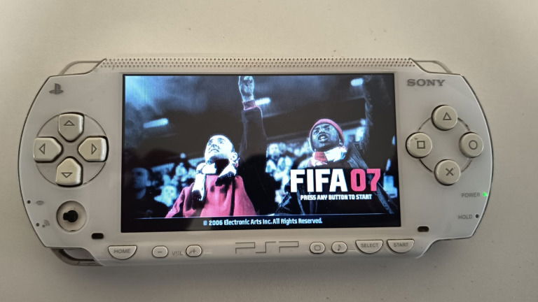 Este jogo de PSP tem quase 20 anos e marcou a minha infância. Agora nem 5€ custa